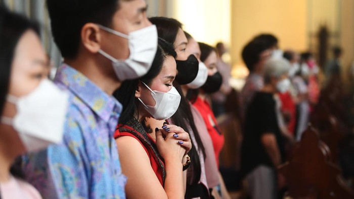 Uskup Agung Jakarta Ignatius Kardinal Suharyo berkhotbah saat memimpin prosesi ibadah Misa Paskah di Gereja Katedral, Jakarta, Minggu (9/4/2023). Puncak perayaan Paskah yang berlangsung secara hybrid yaitu daring dan luring itu diikuti oleh ribuan jemaah dan berjalan dengan khidmat. ANTARA FOTO/Akbar Nugroho Gumay/foc.