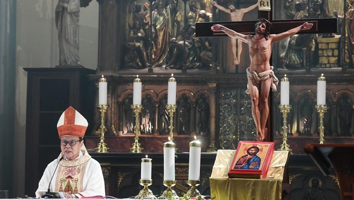 Uskup Agung Jakarta Ignatius Kardinal Suharyo berkhotbah saat memimpin prosesi ibadah Misa Paskah di Gereja Katedral, Jakarta, Minggu (9/4/2023). Puncak perayaan Paskah yang berlangsung secara hybrid yaitu daring dan luring itu diikuti oleh ribuan jemaah dan berjalan dengan khidmat. ANTARA FOTO/Akbar Nugroho Gumay/foc.