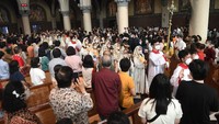 Para jemaat tampak memenuhi bagian dalam gereja. Pelaksanaan Misa Pascal berlangsung dengan khidmat.