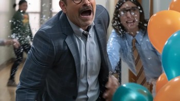 Rekayasa AI dari aktor Steve Carell sebagai guru SMA yang menjadi korban serangan balon air. Foto: Instagram/Smoozus