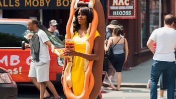 Mantan ibu negara AS Michelle Obama sebagai penjual hot dog. Foto: Instagram/Smoozus
