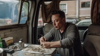 Elon Musk ditampilkan sebagai pria sederhana yang tinggal di dalam rumah mobil. Foto: Instagram/Smoozus