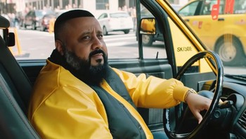 DJ Khaled beralih profesi menjadi sopir taksi New York City. Foto ini berkat kemampuan teknologi AI atau kecerdasan buatan. Foto: Instagram/Smoozus