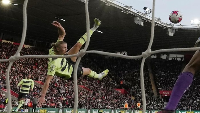 Manchester Citys Erling Haaland, centre, scores his sides third goal past Southamptons goalkeeper Gavin Bazunu during the English Premier League soccer match between Southampton and Manchester City at St Marys Stadium in Southampton, England, Saturday, April 8, 2023. (AP Photo/Frank Augstein)