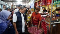 Berdasarkan pantauan hari ini, komoditas yang turun antara lain cabai rawit merah menjadi Rp30.000/kg dan telur ayam ras Rp28.000/kg. Di sisi lain, komoditas yang terpantau stabil antara lain beras medium Rp10.000–12.000/kg, beras Bulog Rp9.450/kg, beras premium Rp13.000/kg, gula pasir Rp13.000–13.500/kg, minyak curah Rp13.500/liter, minyak goreng premium Rp17.500–20.000/liter, MINYAKITA Rp14.000/liter, daging sapi Rp130.000/kg, bawang putih Rp30.000–35.000/kg, bawang merah Rp32.000–35.000/kg, cabai merah keriting Rp30.000/kg, dan cabai merah besar Rp30.000/kg.