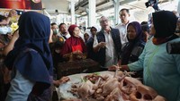 Pernyataan ini disampaikan Mendag Zulkifli Hasan usai meninjau harga dan pasokan bapok di Pasar Peterongan, Semarang, Jawa Tengah (9/4). Saat meninjau, Mendag Zulkifli Hasan didampingi Direktur Jenderal Perdagangan Dalam Negeri Kementerian Perdagangan Isy Karim dan Plt. Kepala Dinas Perdagangan Kota Semarang Fajar Purwoto.