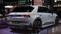 Sebelum mulai dipasarkan, Hyundai Ioniq 5 edisi terbatas itu lebih dulu muncul di pameran New York Auto Show atau NYAS 2023. Ketika itu, banyak pengunjung yang penasaran dengan mobil listrik tersebut. Foto: dok. Hyundai Motor American