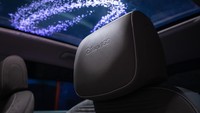 Berbeda dengan versi perkenalan, pada versi produksi ada beberapa detail yang dikurangi. Misalnya, tidak adanya lampu berkilau dengan nuansa Disney, aksen ‘debu peri’ yang terukir di moonroof dan pencayaah interior dengan permainan warna khusus. Foto: dok. Hyundai Motor American
