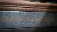 Di dalam kabinnya pun terlihat detail yang sangat diperhatikan. Hyundai memberikan emboss logo Disney100 ataupun logo khas kepala Mickey Mouse terlihat di headrest hingga panel pintunya. Foto: dok. Hyundai Motor American