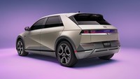 Hyundai IONIQ 5 edisi terbatas yang berkolaborasi dengan Disney ini masih hadir dengan platform dan spek yang sama dengan versi standar. Namun sentuhan Disney membuatnya tampil lebih memukau, contohnya dari penggunaan warna Gravity Gold pada bodinya. Foto: dok. Hyundai Motor American