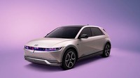 Hyundai IONIQ 5 Disney100 Platinum Concept ini belum tersedia untuk dijual. Menurut Hyundai, model produksinya akan mulai dijual pada akhir 2023 dengan ‘extremely limited availability’ atau ketersediaann yang sangat terbatas. Foto: dok. Hyundai Motor American