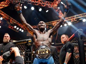 Kalahkan Alex Pereira, Israel Adesanya Juara UFC Lagi!