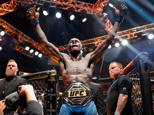 Kalahkan Alex Pereira, Israel Adesanya Juara UFC Lagi!