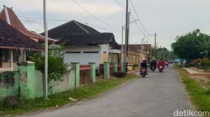 Jalan Desa Sidowarno, Kecamatan Wonosari, Klaten, di timur tanggul sungai Bengawan Solo. Foto diunggah Minggu (9/4/2023).