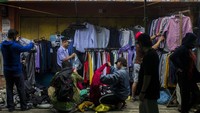 Menurut pedagang, penjualan barang thrift atau pakaian bekas impor pada bulan Ramadhan dan menjelang Lebaran meningkat dari hari biasa.