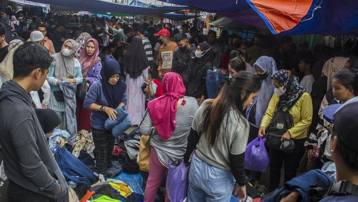 Jelang Lebaran, Penjualan Barang Thrift di Kalsel Meningkat Calon pembeli memilih pakaian bekas impor di kawasan Pasar Baru, Banjarmasin, Kalimantan Selatan, Minggu (9/4/2023). Menurut pedagang, penjualan barang thrift atau pakaian bekas impor pada bulan Ramadhan dan menjelang Lebaran meningkat hingga 60 persen dari hari biasa. ANTARA FOTO/Bayu Pratama S/foc.