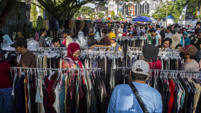 Jelang Lebaran, Penjualan Barang Thrift di Kalsel Meningkat Calon pembeli memilih pakaian bekas impor di kawasan Pasar Baru, Banjarmasin, Kalimantan Selatan, Minggu (9/4/2023). Menurut pedagang, penjualan barang thrift atau pakaian bekas impor pada bulan Ramadhan dan menjelang Lebaran meningkat hingga 60 persen dari hari biasa. ANTARA FOTO/Bayu Pratama S/foc.