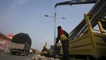 Jelang Mudik, Jalur Pantura Losarang Dipasangkan Lampu PJU