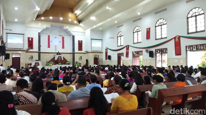 Jemaat HKBP Srigunting Deli Serdang larut dalam ibadah Minggu Paskah. (Felicia Gisela Sihite/detikSumut)