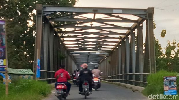 Jembatan Sidowarno, Kecamatan Wonosari, Klaten, dibangun setelah ada pelurusan alur sungai Bengawan Solo. Foto diunggah Minggu (9/4/2023).