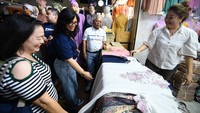Road Show ini diharapkan dapat mempermudah transaksi pengusaha yang ada di Pasar Tanah Abang dalam menjalankan bisnisnya.