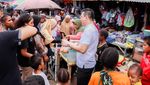 Kala Bupati-Wabup Kaimana Bagi-bagi Takjil di Jalan