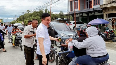 Kala Bupati-Wabup Kaimana Bagi-bagi Takjil di Jalan