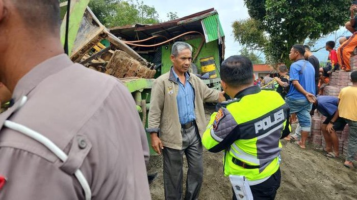Kecelakaan beruntun di Tanah Datar, Sumbar. (Foto: Istimewa)