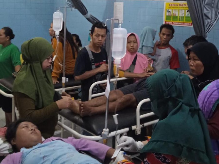 Puluhan warga Jember diduga keracunan bumbu ayam berkatan. Mereka dilarikan ke Puskesmas setempat.