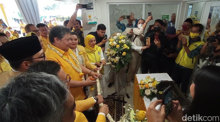 Ketum Partai Airlangga Hartarto meresmikan Yellow Clinic di Kota Bandung, Minggu (9/4/2023)