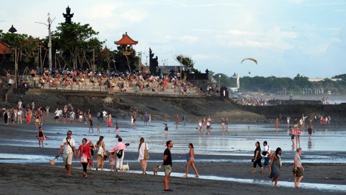 Wisatawan berjalan di dekat patung Gajah Mina saat mengunjungi Pantai Pererenan, Badung, Bali, Sabtu (8/4/2023). Data Badan Pusat Statistik (BPS) Provinsi Bali mencatat wisatawan mancanegara yang datang ke Provinsi Bali pada bulan Februari 2023 tercatat sebanyak 323.623 kunjungan, jumlah tersebut menurun 2,50 persen dibandingkan periode bulan sebelumnya yang tercatat sebanyak 331,912 kunjungan. ANTARA FOTO/Nyoman Hendra Wibowo/aww.