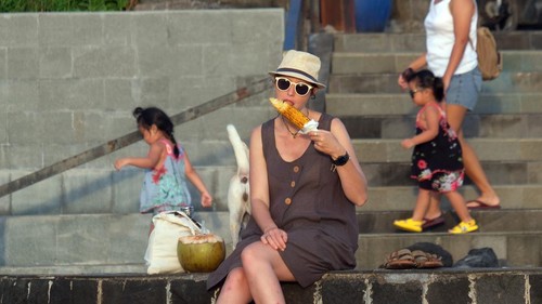 Wisatawan berjalan di dekat patung Gajah Mina saat mengunjungi Pantai Pererenan, Badung, Bali, Sabtu (8/4/2023). Data Badan Pusat Statistik (BPS) Provinsi Bali mencatat wisatawan mancanegara yang datang ke Provinsi Bali pada bulan Februari 2023 tercatat sebanyak 323.623 kunjungan, jumlah tersebut menurun 2,50 persen dibandingkan periode bulan sebelumnya yang tercatat sebanyak 331,912 kunjungan. ANTARA FOTO/Nyoman Hendra Wibowo/aww.