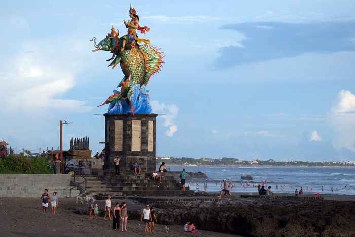 Wisatawan berjalan di dekat patung Gajah Mina saat mengunjungi Pantai Pererenan, Badung, Bali, Sabtu (8/4/2023). Data Badan Pusat Statistik (BPS) Provinsi Bali mencatat wisatawan mancanegara yang datang ke Provinsi Bali pada bulan Februari 2023 tercatat sebanyak 323.623 kunjungan, jumlah tersebut menurun 2,50 persen dibandingkan periode bulan sebelumnya yang tercatat sebanyak 331,912 kunjungan. ANTARA FOTO/Nyoman Hendra Wibowo/aww.