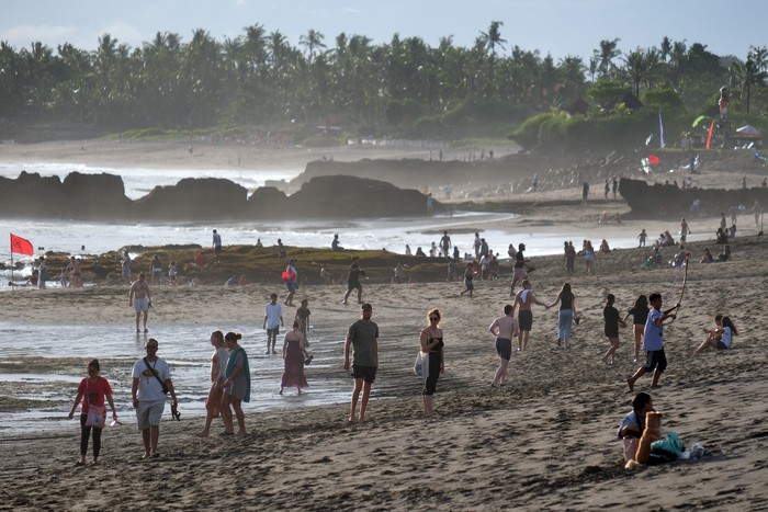 Wisatawan berjalan di dekat patung Gajah Mina saat mengunjungi Pantai Pererenan, Badung, Bali, Sabtu (8/4/2023). Data Badan Pusat Statistik (BPS) Provinsi Bali mencatat wisatawan mancanegara yang datang ke Provinsi Bali pada bulan Februari 2023 tercatat sebanyak 323.623 kunjungan, jumlah tersebut menurun 2,50 persen dibandingkan periode bulan sebelumnya yang tercatat sebanyak 331,912 kunjungan. ANTARA FOTO/Nyoman Hendra Wibowo/aww.