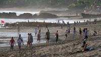 Wisatawan menikmati suasana Pantai Pererenan, Badung, Bali, Sabtu (8/4/2023).