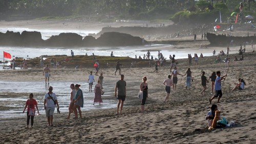 Wisatawan berjalan di dekat patung Gajah Mina saat mengunjungi Pantai Pererenan, Badung, Bali, Sabtu (8/4/2023). Data Badan Pusat Statistik (BPS) Provinsi Bali mencatat wisatawan mancanegara yang datang ke Provinsi Bali pada bulan Februari 2023 tercatat sebanyak 323.623 kunjungan, jumlah tersebut menurun 2,50 persen dibandingkan periode bulan sebelumnya yang tercatat sebanyak 331,912 kunjungan. ANTARA FOTO/Nyoman Hendra Wibowo/aww.