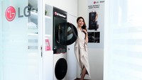 Tak hanya unik dari segi bentuknya yang bertumpuk, dukungan kecerdasan buatan (AI–Artificial Intelligence), kehadiran solusi pencucian pakaian ini menjadikannya yang pertama hadir di Indonesia dari jenisnya.
