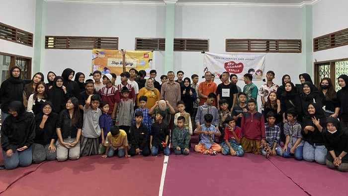 Mahasiswa UPN Veteran Jawa Timur menggelar sosialisasi soal bahaya bullying di Kampung Anak Negeri Surabaya. Berikut ini keseruannya.