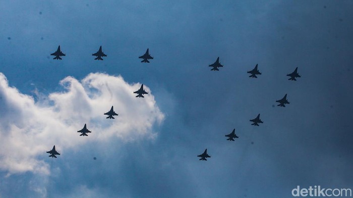 Manuver Jet Tempur hingga Terjun Payung Meriahkan HUT Ke-77 TNI AU Puncak peringatan HUT ke-77 TNI AU dimeriahkan manuver jet tempur di langit Jakarta. Selain itu, aksi terjun payung dan penanganan teroris turut ditampilkan.