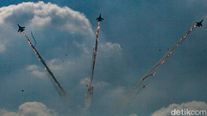 Puncak peringatan HUT ke-77 TNI AU dimeriahkan manuver jet tempur di langit Jakarta. Selain itu, aksi terjun payung dan penanganan teroris turut ditampilkan.