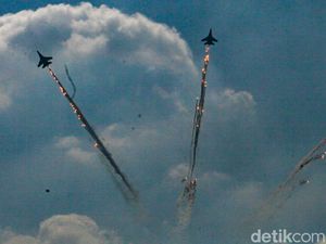 Manuver-manuver Keren Pesawat Tempur di HUT TNI AU