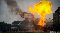 Tampak Api dan asap terlihat saat kemeriahan HUT Ke-77 TNI AU.