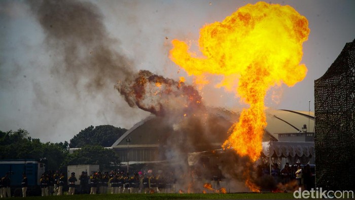 Puncak peringatan HUT ke-77 TNI AU dimeriahkan manuver jet tempur di langit Jakarta. Selain itu, aksi terjun payung dan penanganan teroris turut ditampilkan.
