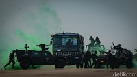 Aksi penanggulangan anti teror yang dilakukan oleh pasukan Khas TNI AU saat upacara peringatan hari jadi TNI AU yang ke-77.