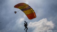 Selain itu, atraksi terjun payung oleh pasukan TNI AU juga memeriahkan acara. 