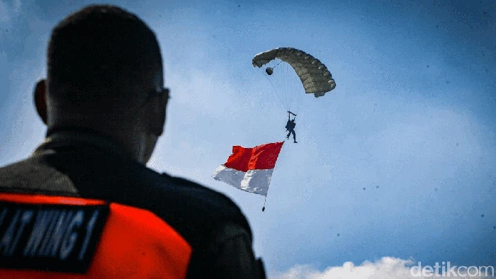 Puncak peringatan HUT ke-77 TNI AU dimeriahkan manuver jet tempur di langit Jakarta. Selain itu, aksi terjun payung dan penanganan teroris turut ditampilkan.