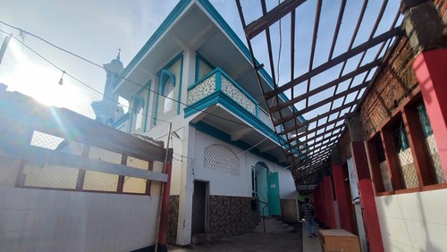 Masjid Kuno Keramat merupakan masjid tertua yang terletak di Jalan Hasanudin Singaraja, Kelurahan Kampung Kajanan, Kecamatan Buleleng, Kabupaten Buleleng, Bali.