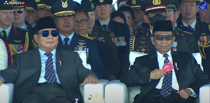 Menhan Prabowo Subianto bersama Menko Polhukam Mahfud Md di HUT TNI AU (Screenshot YouTube TNI AU)