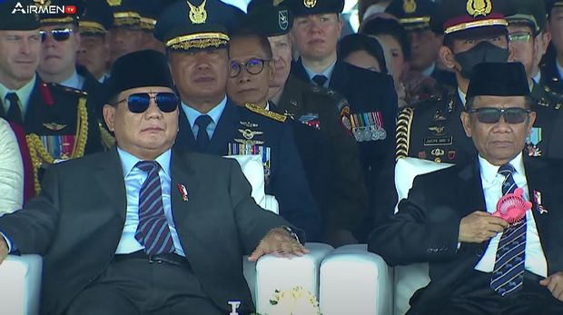 Menhan Prabowo Subianto bersama Menko Polhukam Mahfud Md di HUT TNI AU (Screenshot YouTube TNI AU)