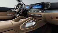 Selain itu untuk warna panelnya, kini Glossy brown lime wood menjadi standar. Sementara sentuhan trim MANUFAKTUR black flowing lines piano lacquer yang sebelumnya hanya hadir di versi Maybach-nya, kini juga tersedia untuk keluarga GLS lainnya. Foto: Mercedes-Benz AG/Mercedes-Benz AG Communications